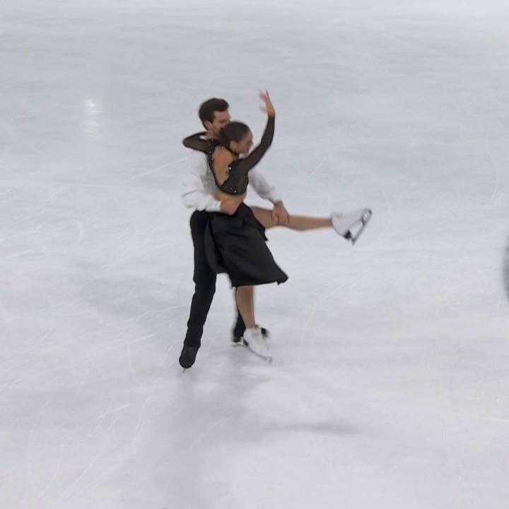VIDEO. Danse sur glace : le passage du couple canadien, médaillé d'argent -  Internationaux de France de patinage artistique