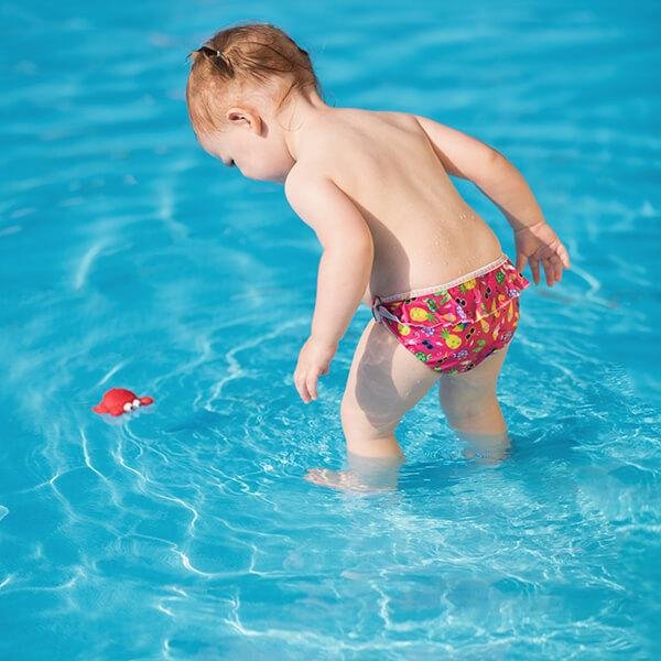 Couche lavable piscine, maillot de bain bébé, couche bébé dans l'eau