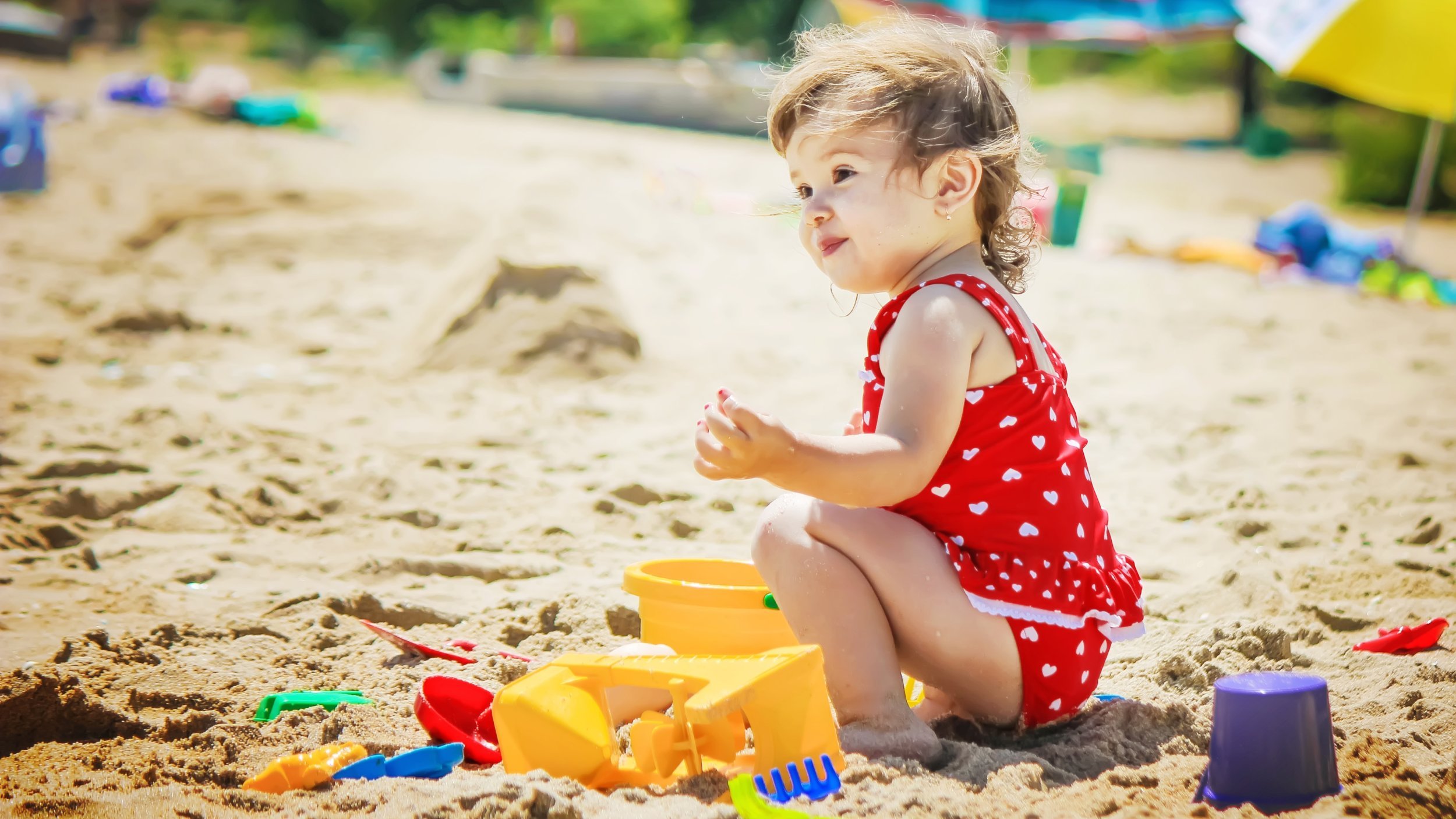 Enfant plage : comment occuper et surveiller votre bambin