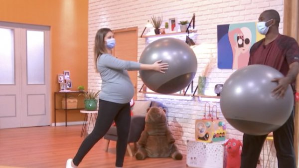 La Swiss ball post-grossesse : l'accessoire de sport qu'on emmène partout 