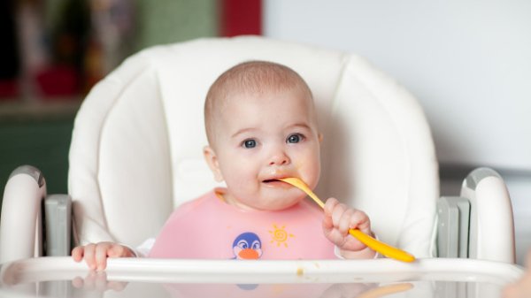 Diversification alimentaire de bébé : quels aliments introduire et quand ?