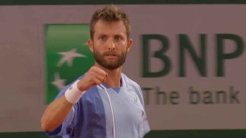 VIDEO. 1er tour : Corentin Moutet remporte le premier set - Roland-Garros