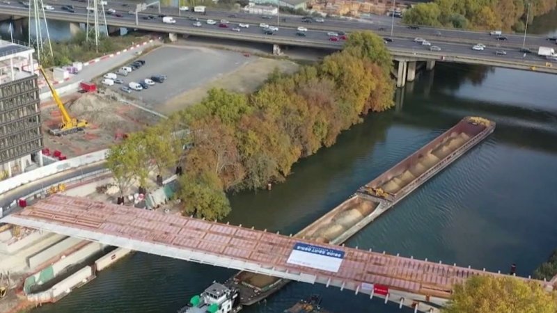 Paris 2024 : L'installation De La Passerelle Du Village Olympique En ...