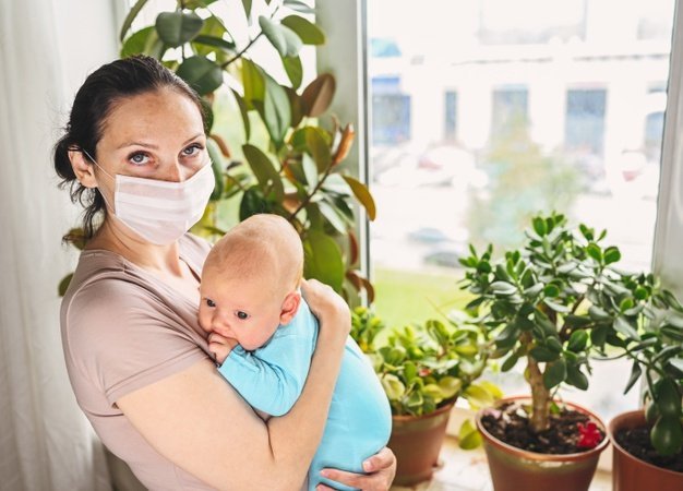 Le bébé face au masque : comment communiquer le visage caché ?