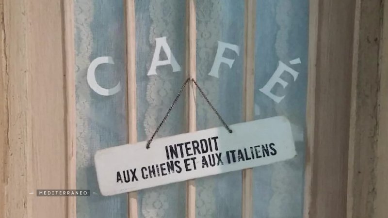 En France Interdit Aux Chiens Et Aux Italiens Ce Panneau Fut Affich La Porte De Certains