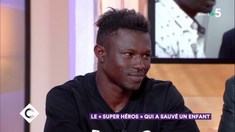 Mamoudou Gassama Le Super Héros Qui A Sauvé Un Enfant C à Vous 28