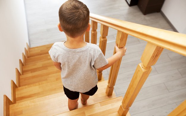 Comment sécuriser un escalier pour des enfants? 