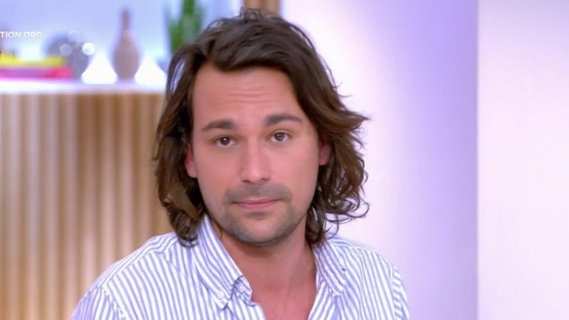 Bertrand Chameroy sa version de linterview dEmmanuel Macron Extrait vidéo C à vous la suite